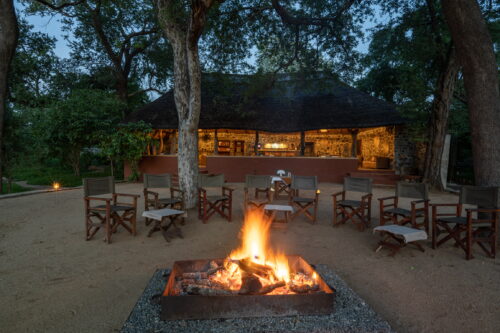 Thawale Firepit, Majete