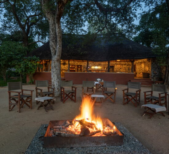 Thawale Firepit, Majete